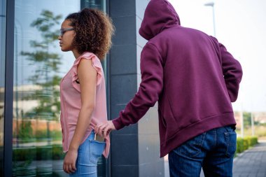 Bir distr kot pantolon cebinden cep telefonu çalan hırsız