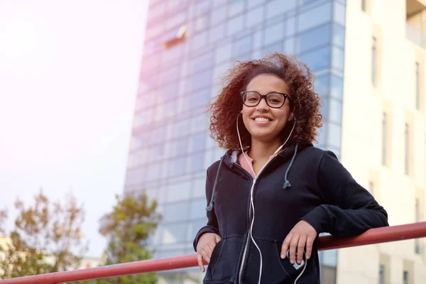 Femme afro-américaine noire utilisant un téléphone portable — Photo