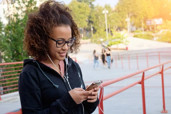Zwarte Afro-Amerikaanse vrouw mobiele telefoon — Stockfoto