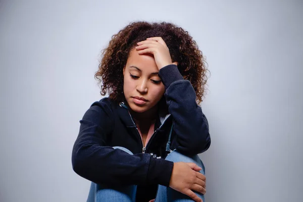 Triest Afro-Amerikaanse vrouw portret — Stockfoto