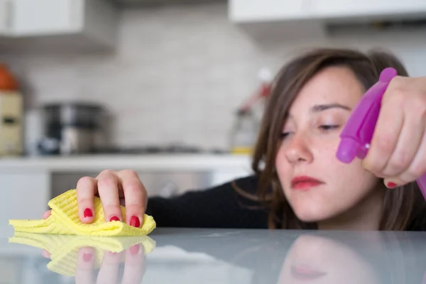 Woman cleaning kitchen tiles at home — Stock Photo, Image