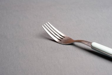 Natürmort gri arka plan üzerinde bir çatal