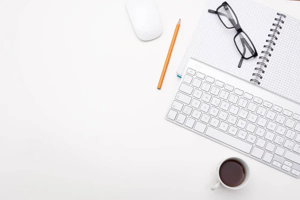 Leeres weißes Schreibtischbüro mit Brille Bleistiftkaffee und Tastatur — Stockfoto