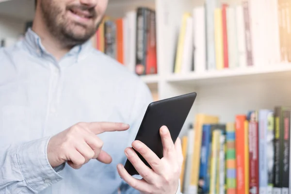 Uomo che tiene in mano un lettore di e-book — Foto Stock