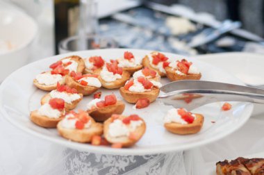 Bir tabak yemek parti karşılayan bir büfe sırasında servis