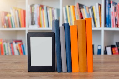 E-kitap okuyucu ve renkli bookshelf