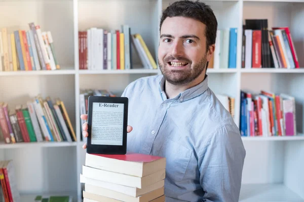Uomo che tiene in mano un lettore di e-book — Foto Stock