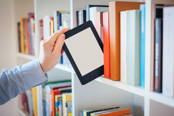 E-book reader and colorful bookshelf — Stock Photo, Image