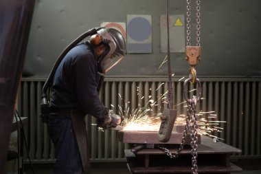 İşçi koruma araçlarıyla bir fabrika içinde çalışma