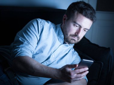 Cep telefonundan çalışan yorgun adam