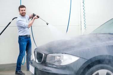 Adam çamaşır araba oto yıkama istasyonu