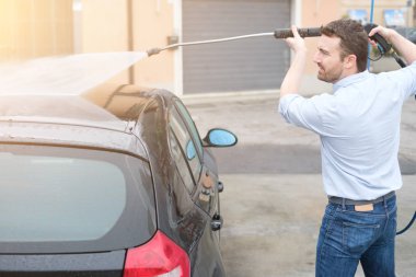 Adam çamaşır araba oto yıkama istasyonu