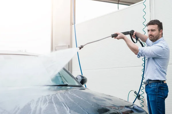 Man tvätta bilen i biltvätt station — Stockfoto