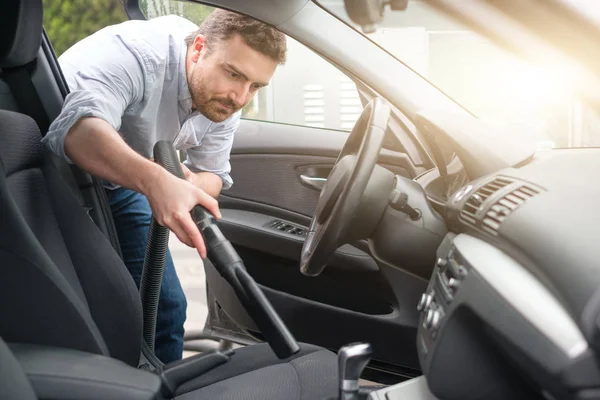 Muž vysávání jeho auto — Stock fotografie