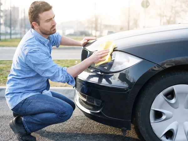 Homem cuidando e limpando seu carro — Fotografia de Stock