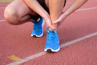 Runner yolda yaralı ayak bileği ile
