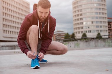 Sportif kıyafet giyinmiş adam şehirde eğitim