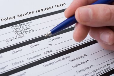 Bir kalem ile sağlık sigortası talep formu