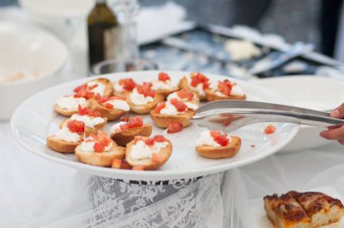 Açık büfe bir parti sırasında hizmet bir tabak yemek