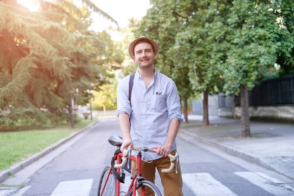 Hombre de moda sosteniendo su bicicleta — Foto de Stock