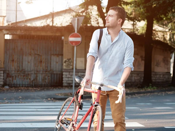 Hombre de moda sosteniendo su bicicleta — Foto de Stock