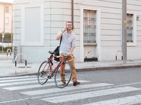 Hombre de moda sosteniendo su bicicleta — Foto de Stock