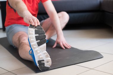 Vücut egzersizleri yapıyor ve evde çalışma dışarı adam