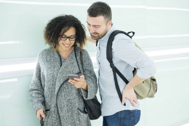 Çift seyahat app kullanarak tatile gitmeye hazır