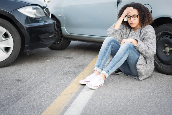 Gewonde vrouw gevoel slecht na auto-ongeluk — Stockfoto