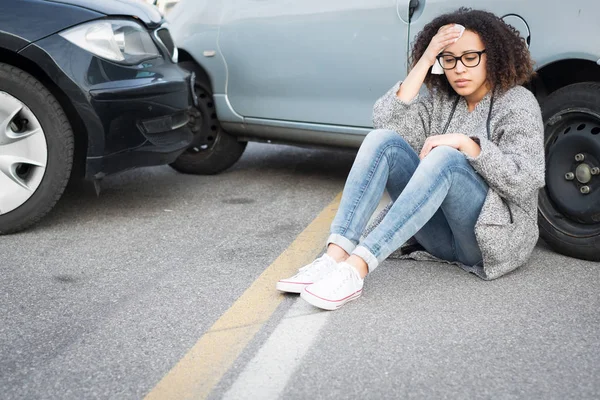 けがをした女性の車のクラッシュ後に悪い感じ — ストック写真