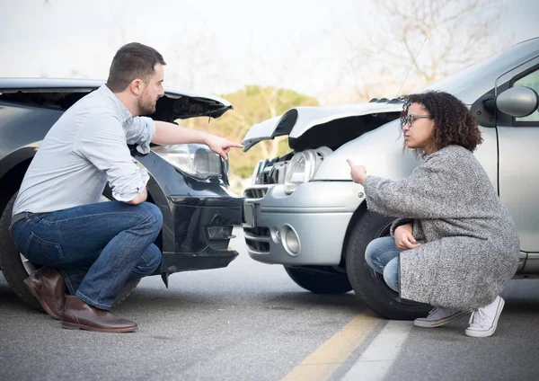 Homem e mulher discutindo depois de um acidente de carro — Fotografia de Stock