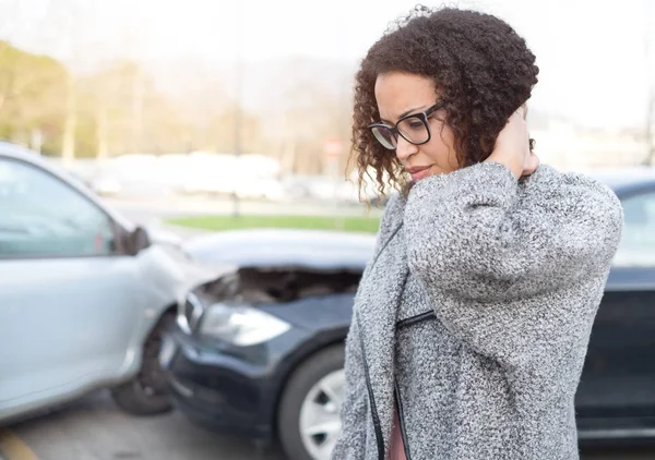 けがをした女性の車のクラッシュ後に悪い感じ — ストック写真