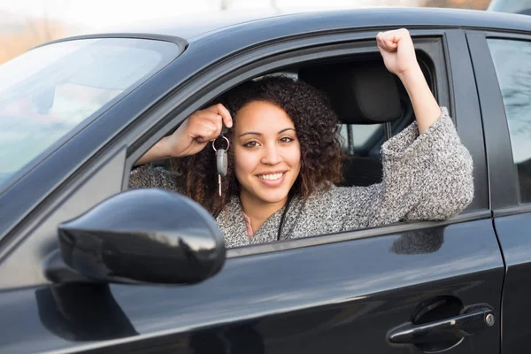 Chica feliz después de comprar un coche nuevo — Foto de Stock