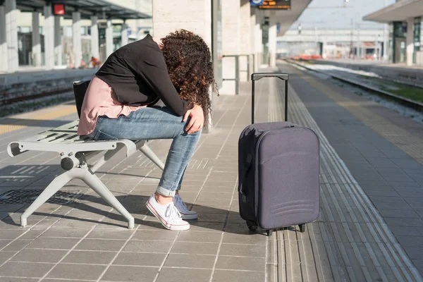 Junge schwarze Frau wartet auf den Zug — Stockfoto