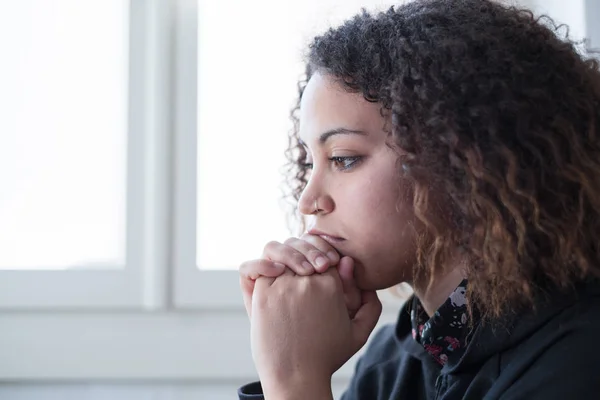 Sola y solitaria jovencita sintiéndose deprimida — Foto de Stock