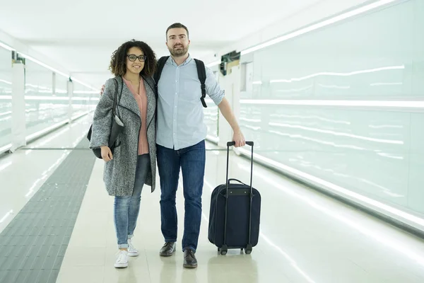 Mladý pár s kufrem k cestování — Stock fotografie