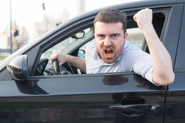 Homme grossier conduisant sa voiture et argumentant — Photo