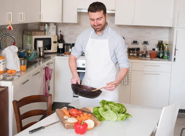 Mann kocht zu Hause und bereitet Essen zu — Stockfoto