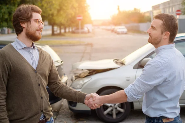 Två män hitta en vänlig överenskommelse efter en bilolycka — Stockfoto