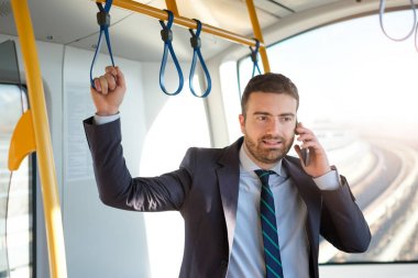 İşadamı banliyö seyahat ve mobil p konuşuyor