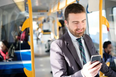 İşadamı cep telefonunu arıyor süre wor için gidiyor