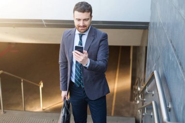 İşadamı cep telefonunu arıyor süre wor için gidiyor