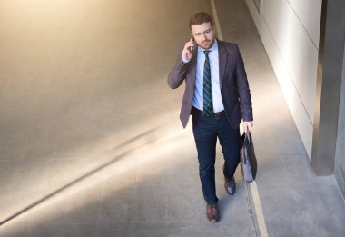 İşadamı cep telefonunu arıyor süre wor için gidiyor