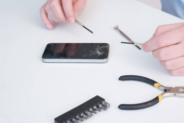 Uzman teknisyen kırık bir akıllı telefon tamiri