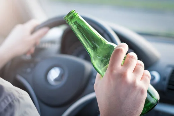 Dronken man zijn auto rijden en drinken — Stockfoto