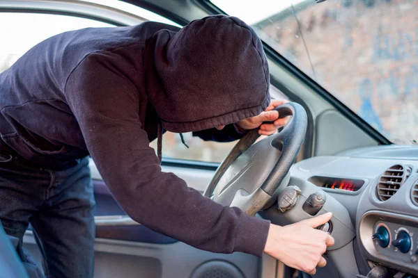 Tjuv försöker plocka låset på parkerad bil — Stockfoto