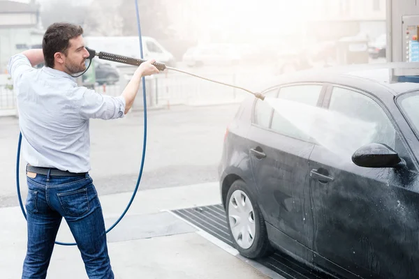 Man tvätta bilen i biltvätt station — Stockfoto