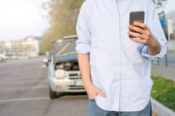 Homme appelant mécanicien après panne de voiture — Photo