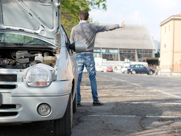 Pannenproblem bei Mensch und Auto — Stockfoto