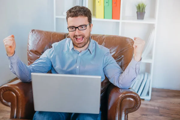 Felice uomo d'affari eccitato dopo un successo — Foto Stock